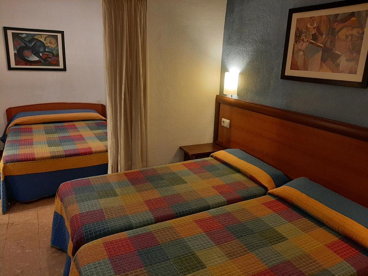 Hostal Platja Кембрилс Екстериор снимка
