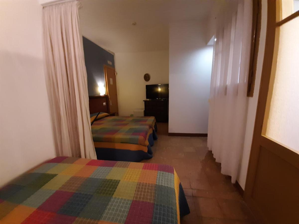 Hostal Platja Кембрилс Екстериор снимка