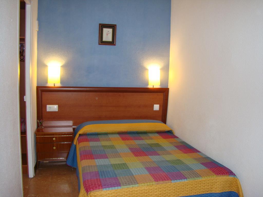 Hostal Platja Кембрилс Стая снимка