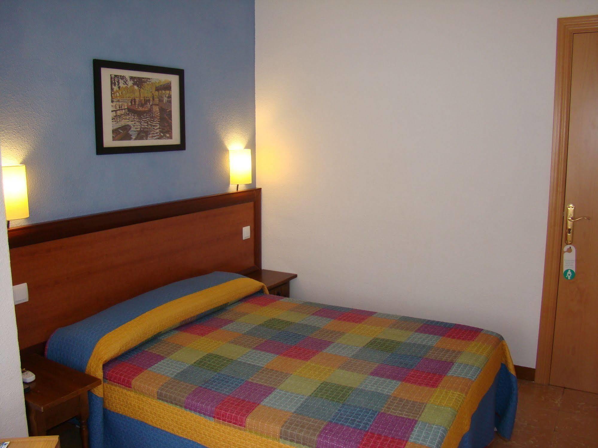 Hostal Platja Кембрилс Екстериор снимка