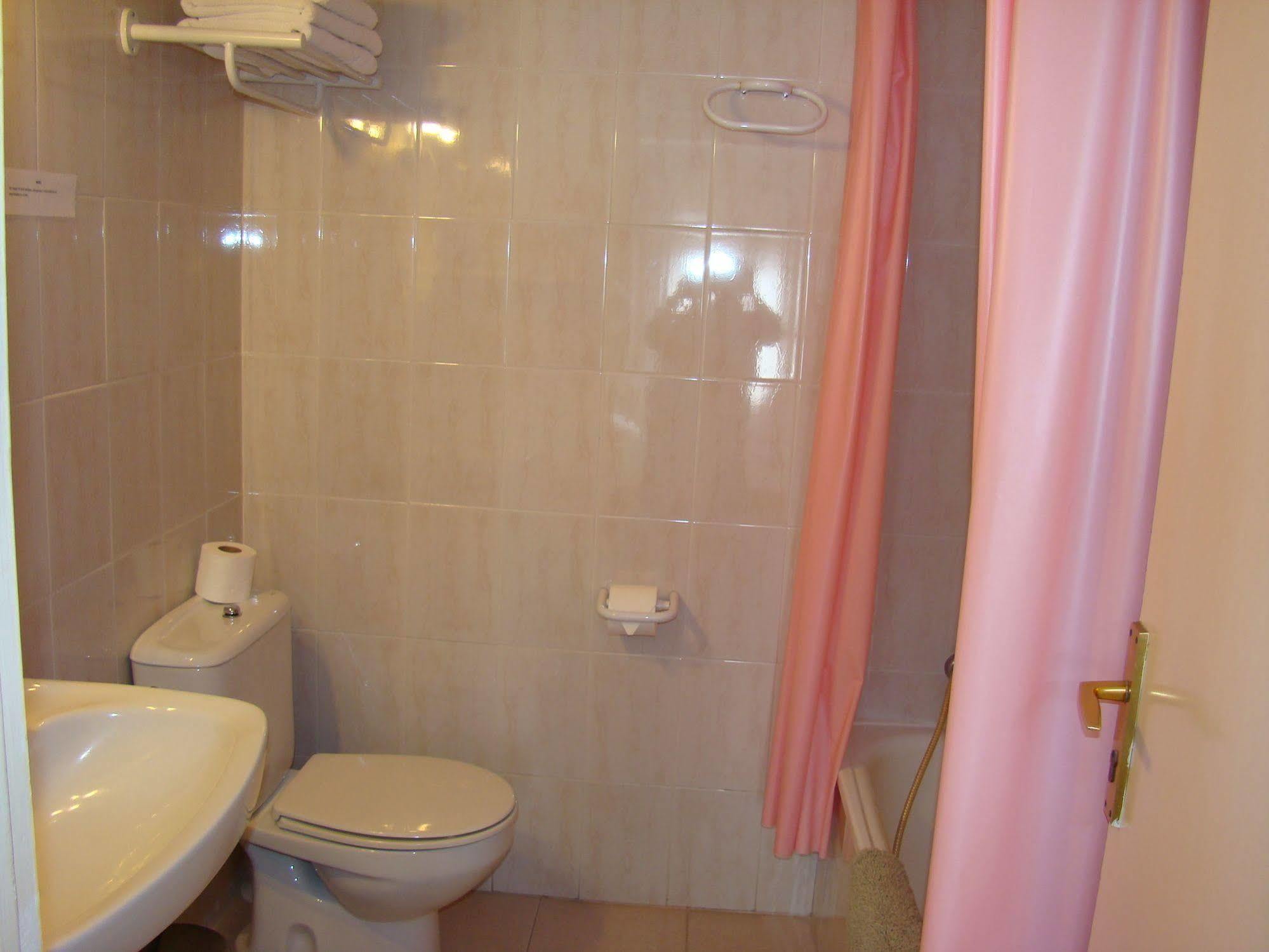 Hostal Platja Кембрилс Екстериор снимка